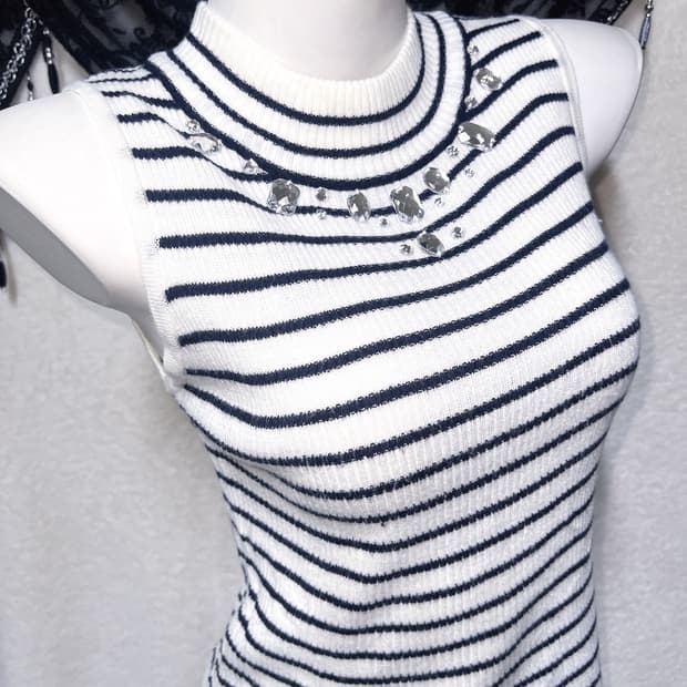 로맨틱갸루 로걀 오네 스트라이프 큐빅 장식 골지니트 탑 슬리브리스 나시