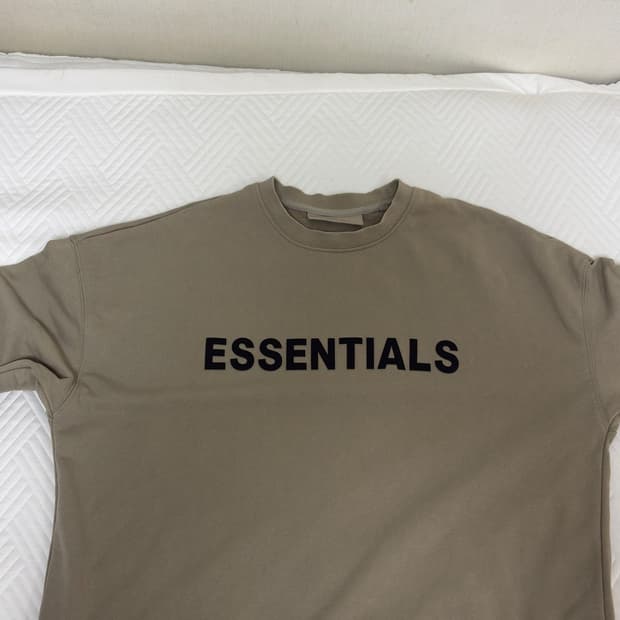 essentials 맨투맨
