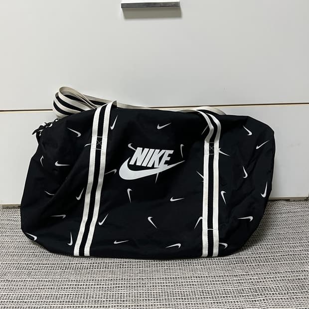 나이키 헤리티지 스우시 더플백 짐백