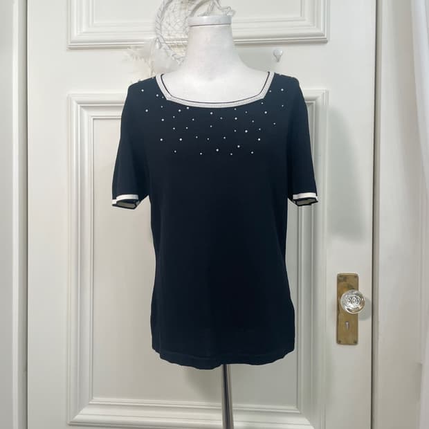 black beads point white line point half 