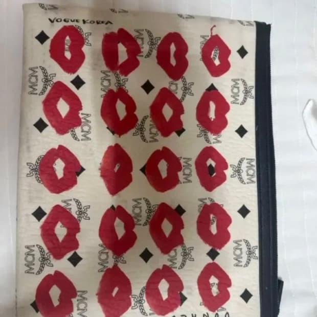 MCM x VOUGE 40주년 레드 키스 클러치