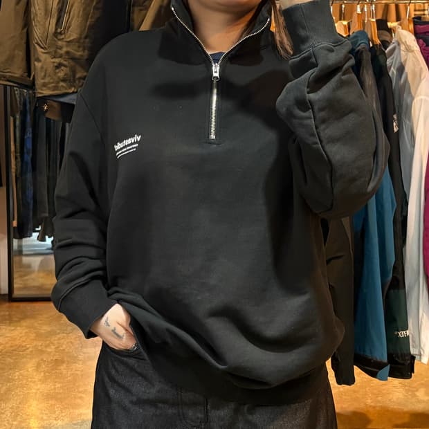 비바스튜디오 블랙 반집업 맨투맨