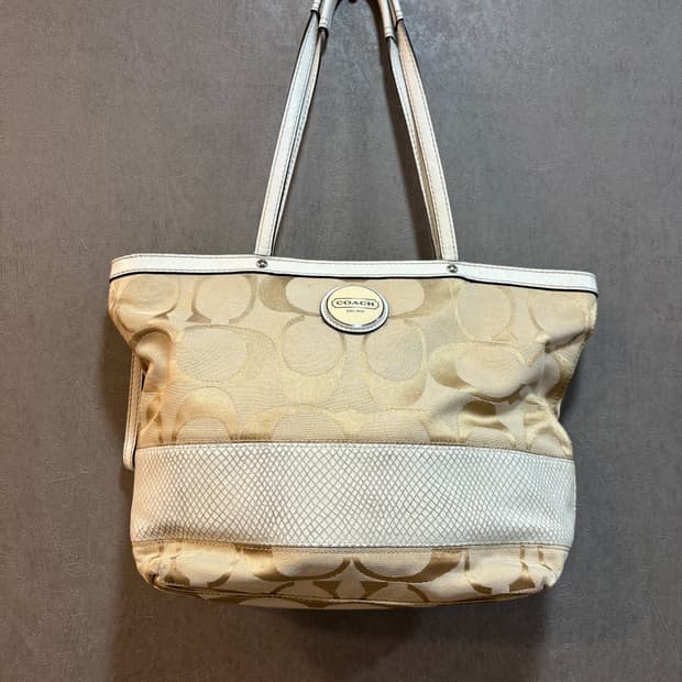 코치 시그니처 아이보리 숄더백 가방