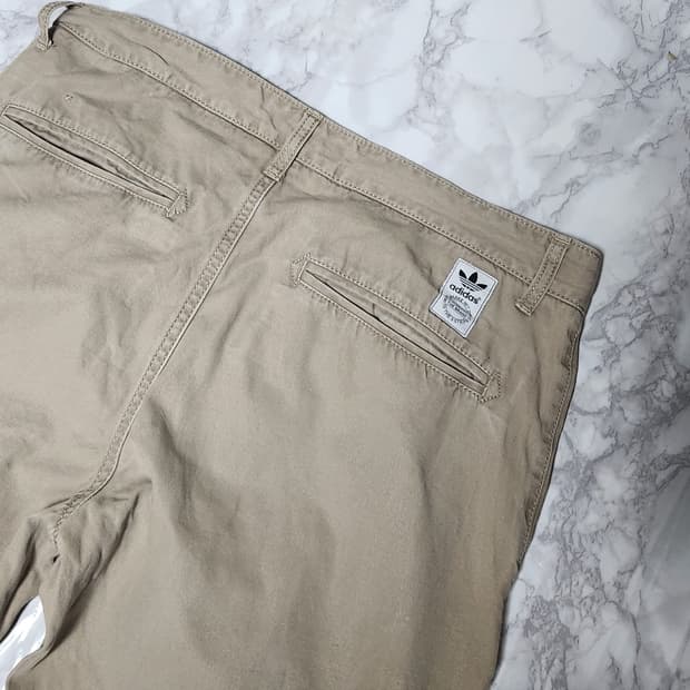 아디다스 베이지 치노 면 바지