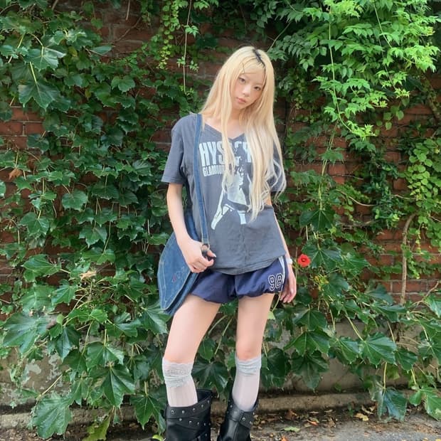 히스테릭글래머 걸프린팅 브이넥 티셔츠