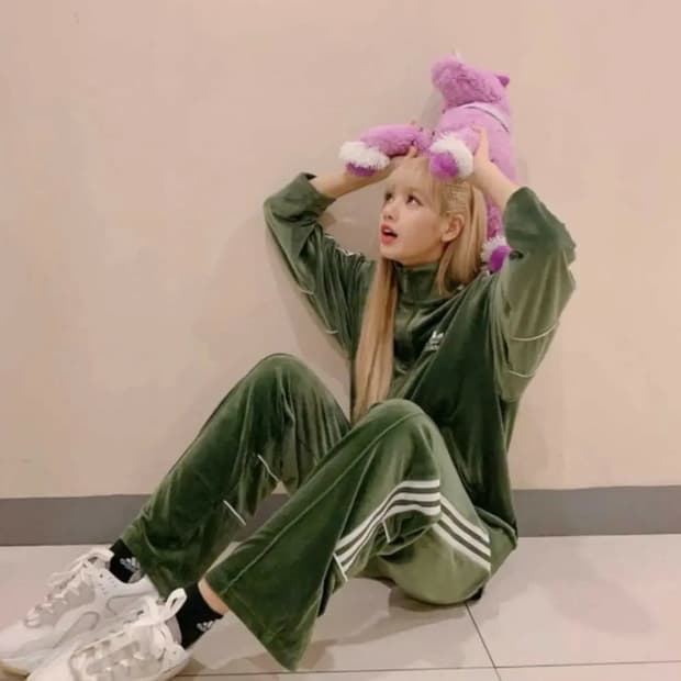 (블랙핑크 리사 제니 PICK)아디다스 파이어버드 벨벳 셋업 올리브 그린