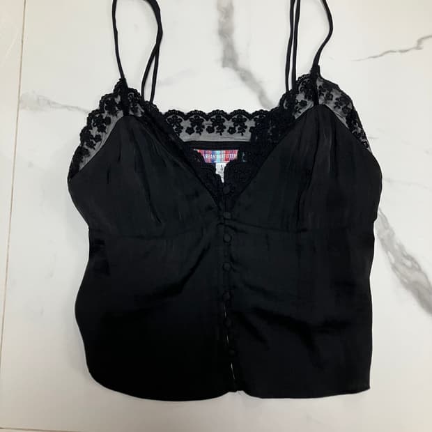 얼반아웃피터스 dinner & drinks 레이스 실키 캐미 탑