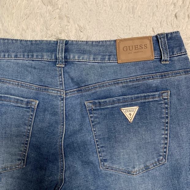 [37] 게스 메탈플레이트 테이퍼드핏 데님팬츠