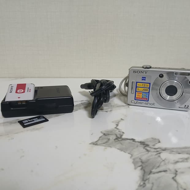 소니 dsc-w70 디카 + 충전기 메모리카드