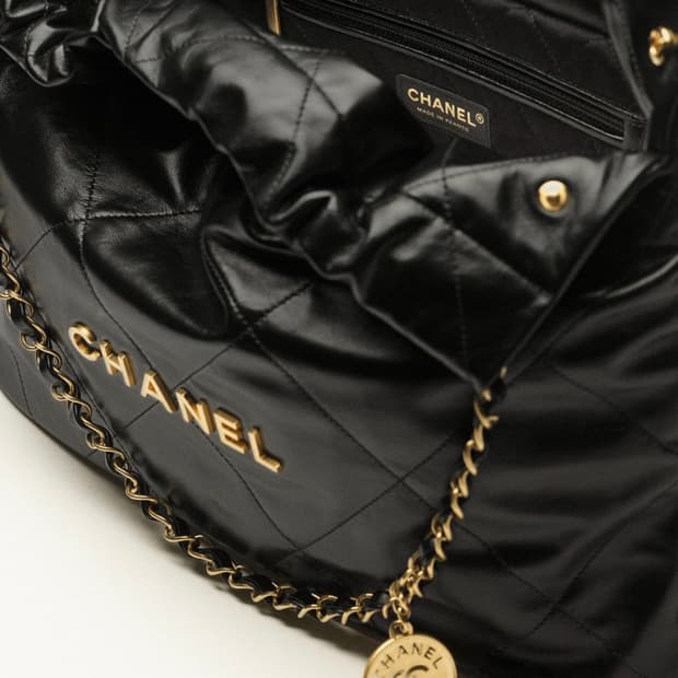 CHANEL 22 백 미듐 금장