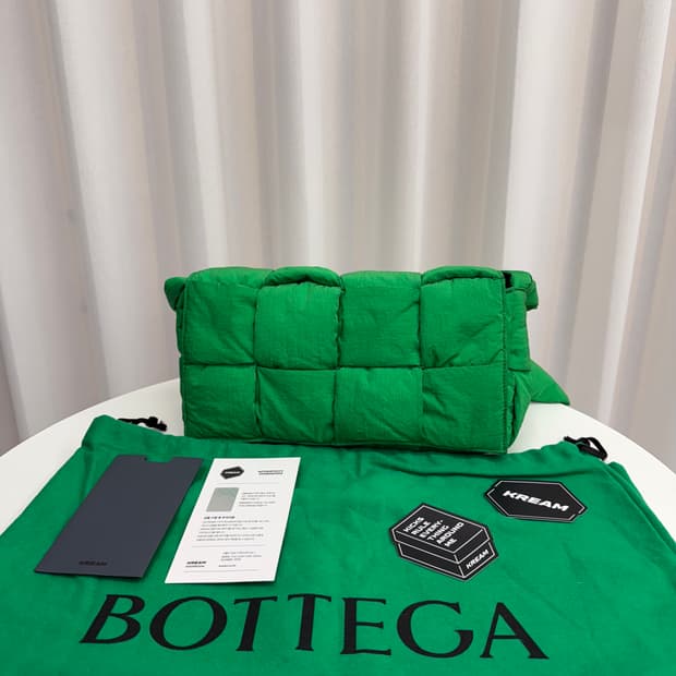 [정품] 보테가베네타 패딩 테크 카세트백 그린