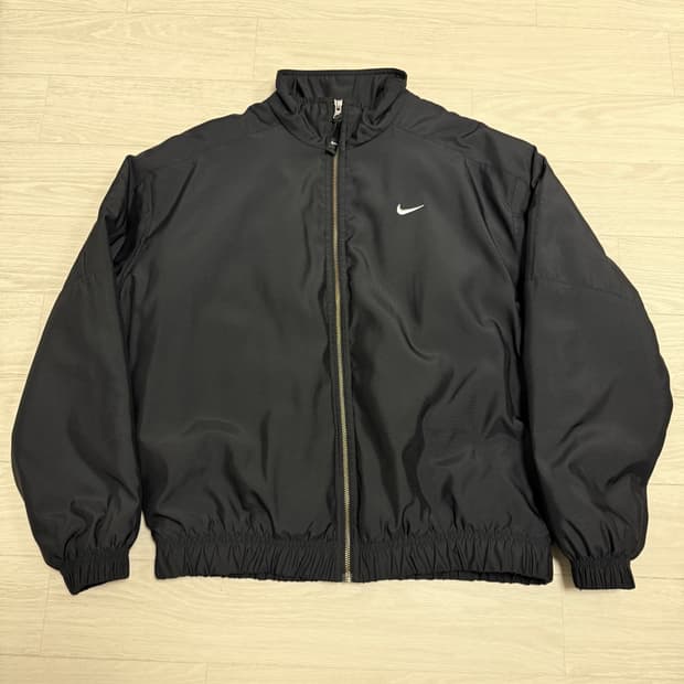 [나이키] NRG 솔로 스우시 사틴 봄버 자켓 블랙 돌-아시아(M)