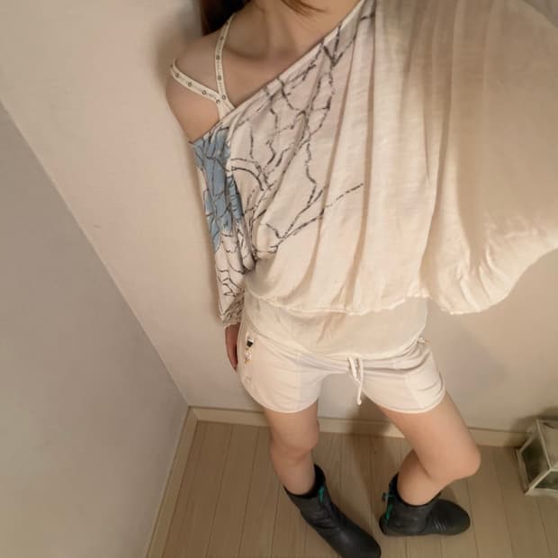 graphic off-shoulder loose crop top