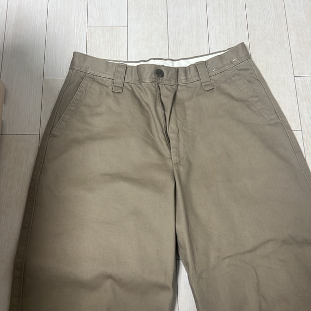 유니클로 U 와이드핏 치노팬츠 82cm