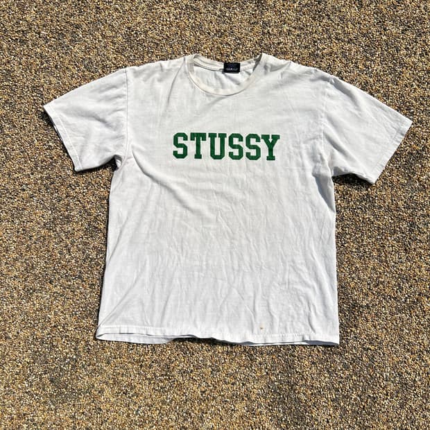 스투시(stussy) 스펠로고 화이트 티셔츠