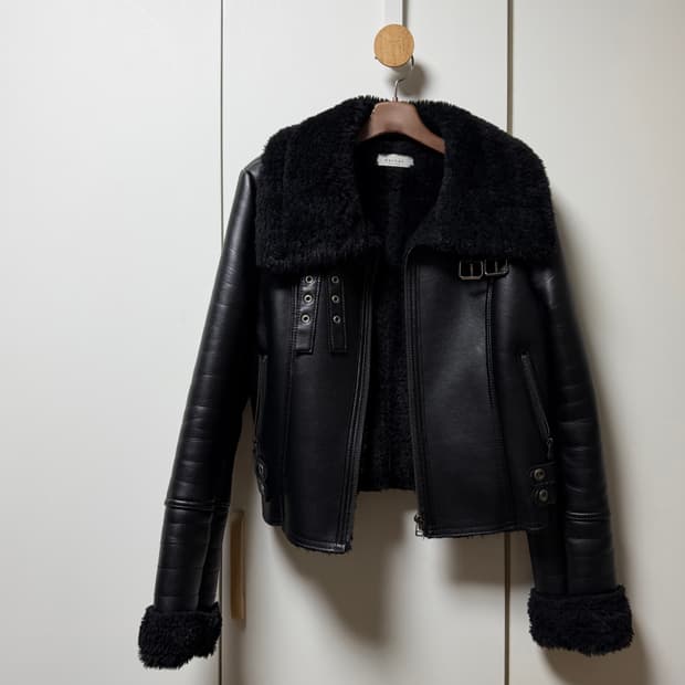 블랙 하이넥 퍼 카라 크롭 무스탕 자켓