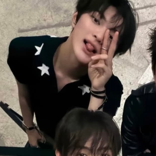 Givenchy 지방시 스타 패치 폴로 코르티스 건호 착용