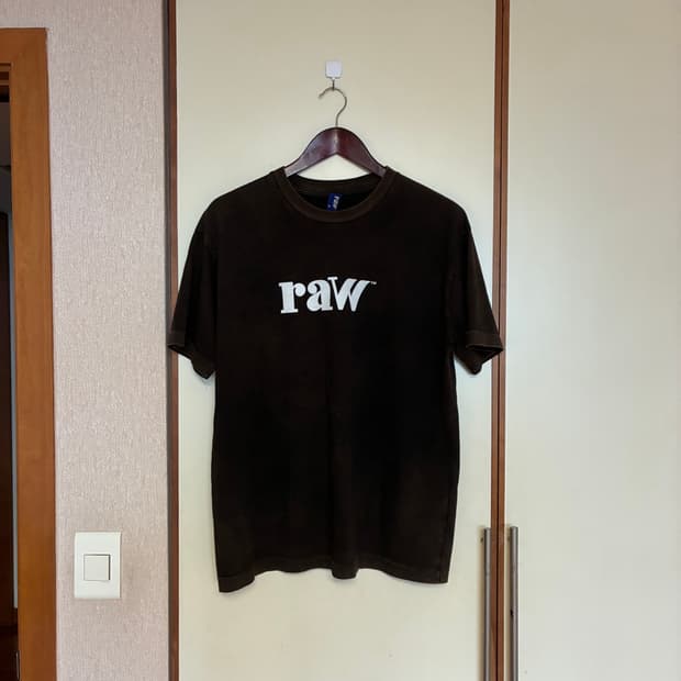 블라인드파일즈 에센스룸 브라운 티셔츠