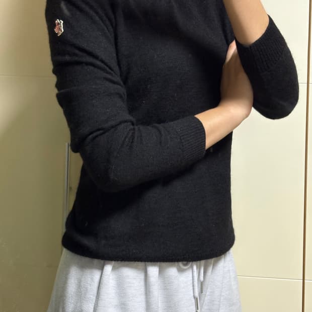 몽클레어 암패치 라운드 니트 티셔츠