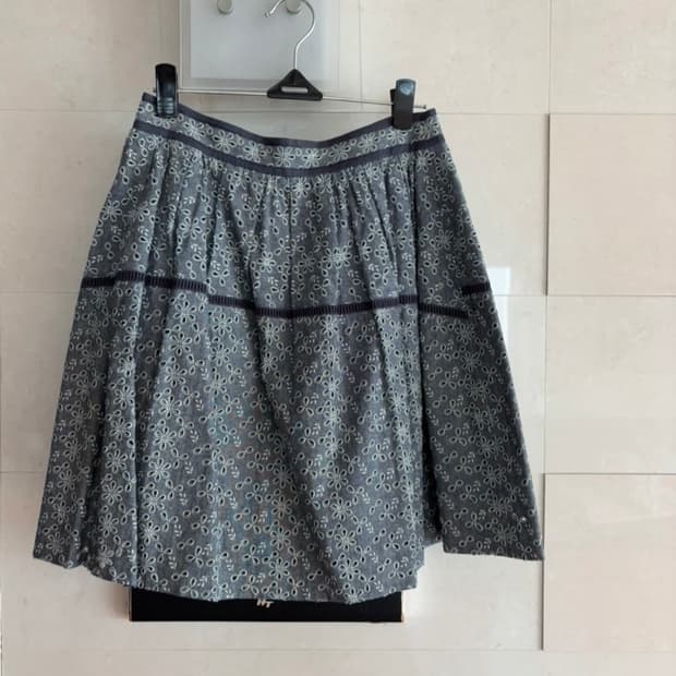 질스튜어트 펀칭 레이스 그레이치마