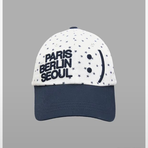 더뮤지엄비지터 스마일 로고 볼캡 (화이트)