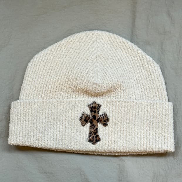 크롬하츠 크로스 패치 비니 레오파드 송치 제니, 산다라 착용 