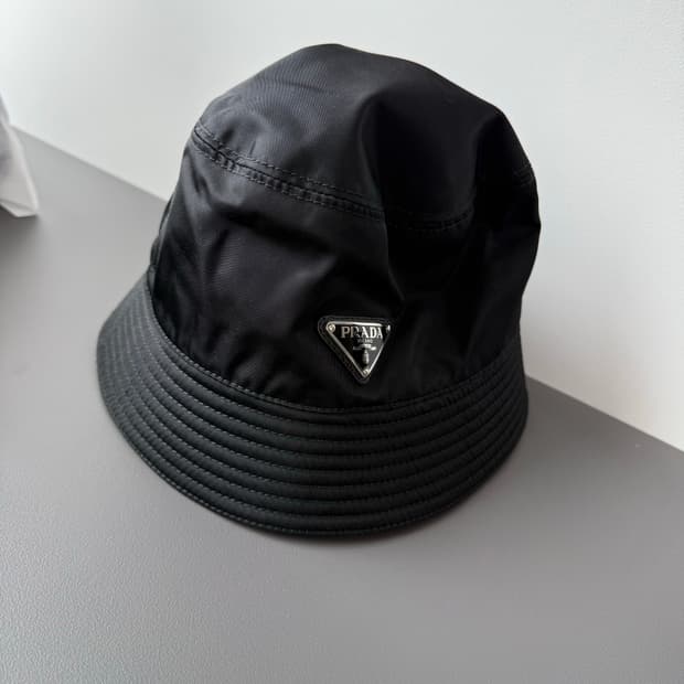 프라다 리나일론 버킷햇 블랙