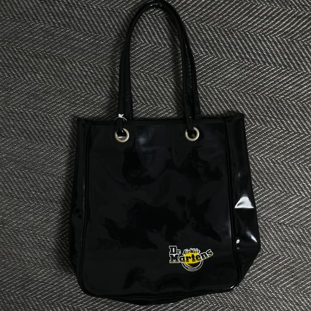 닥터마틴 코팅 글로시 토트백 블랙o 3401