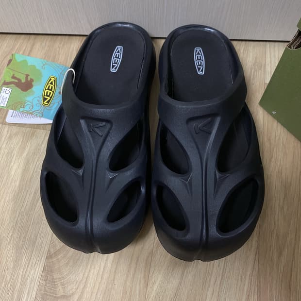 킨(KEEN) 샨티 뮬 슬리퍼 블랙