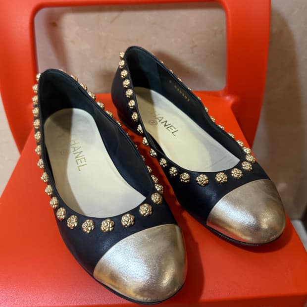 샤넬 실버 캡 토 카멜리아 스터디드 발렛