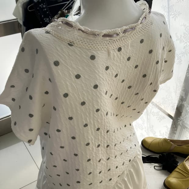 puff dot crochet blouse