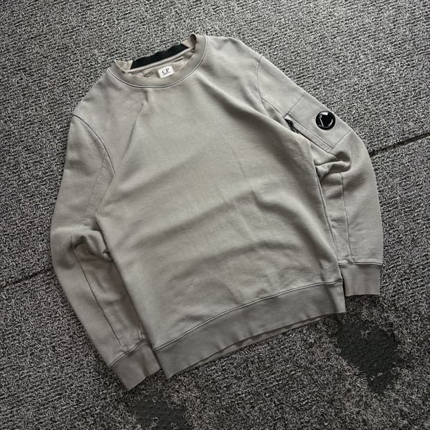 CP 컴퍼니 렌즈 와펜 코튼 스웻 셔츠 3447