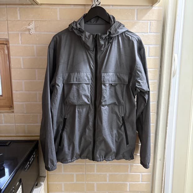 코오롱 스포츠 빛반사 바람막이 차콜 그레이 100사이즈