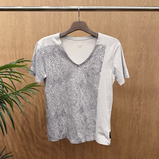 엠포리오 아르마니 브이넥 반팔 티셔츠 스네이크 프린팅 배색 디테일 그레이