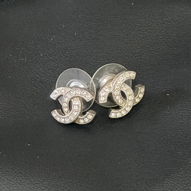 샤넬 CC 로고 큐빅 스터드 귀걸이 실버톤 