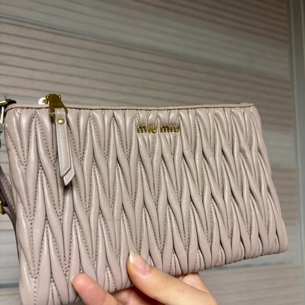 미우미우 마틀라쎄 정품 클러치