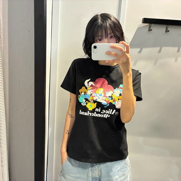 프랭크 스톤 x 디즈니 반팔 티셔츠 앨리스 프린팅 디테일 블랙