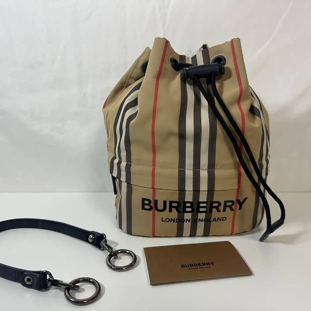 버버리 레터링 드로우스트링 포이백 (OS)