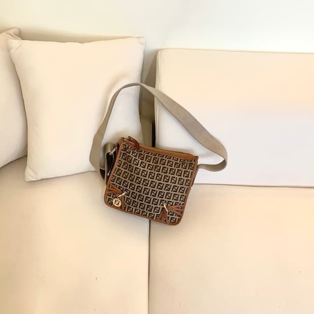 펜디 주키노 캔버스 F 참 크로스백 (정품)