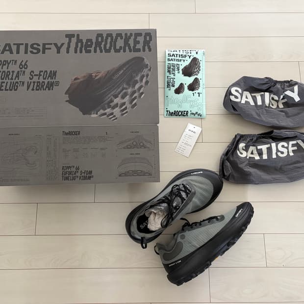 새티스파이 더 라커 쉐도우 사이즈는 US 9.5, 275mm