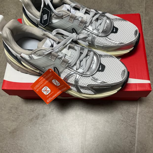 나이키 V2K 런 서밋 화이트 메탈릭 실버 