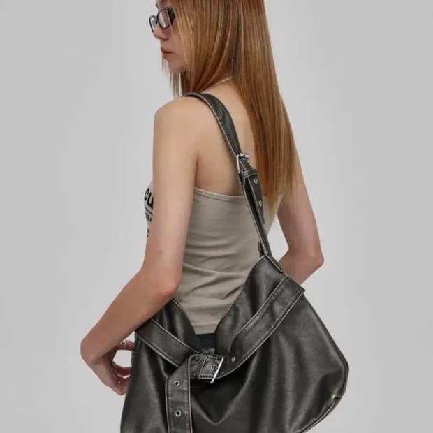 블랙업 텀멜 워싱 레더 버클 투웨이백 가방