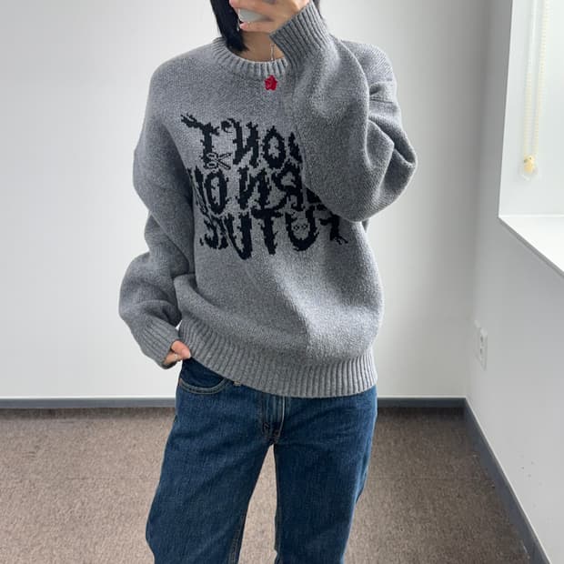 Ajobyajo 아조바이아조 블랙 레터링 그레이 니트