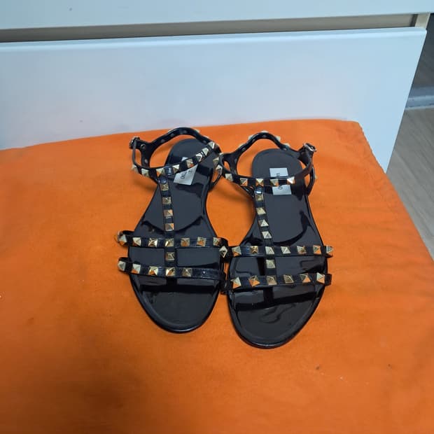 발렌티노 정품 락스터드 젤리 샌들 블랙 40
