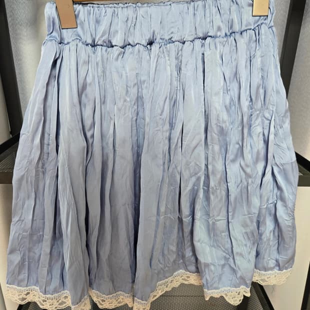하늘색 새틴 레이스 스커트