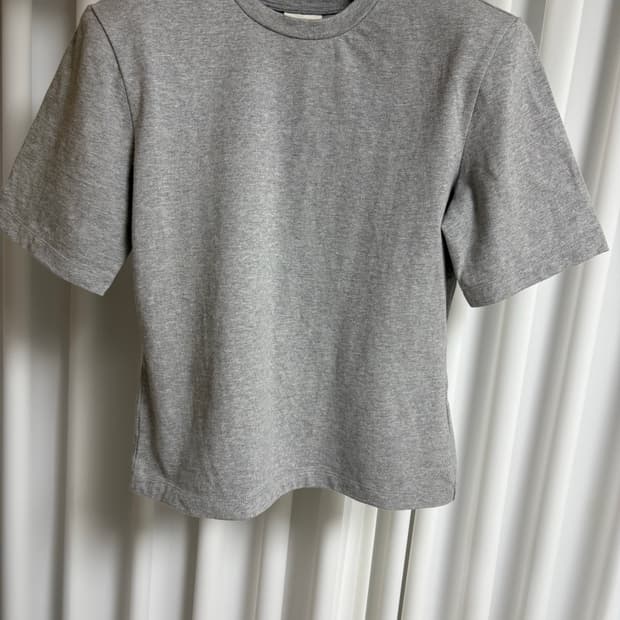 CERTAIN(매그제이) 로고 패드 티셔츠 - 그레이