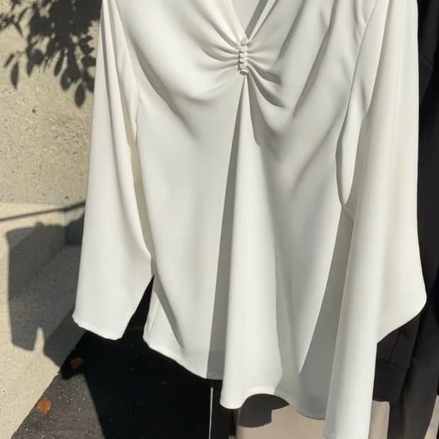 드래곤블루스 버튼 V셔링 블라우스