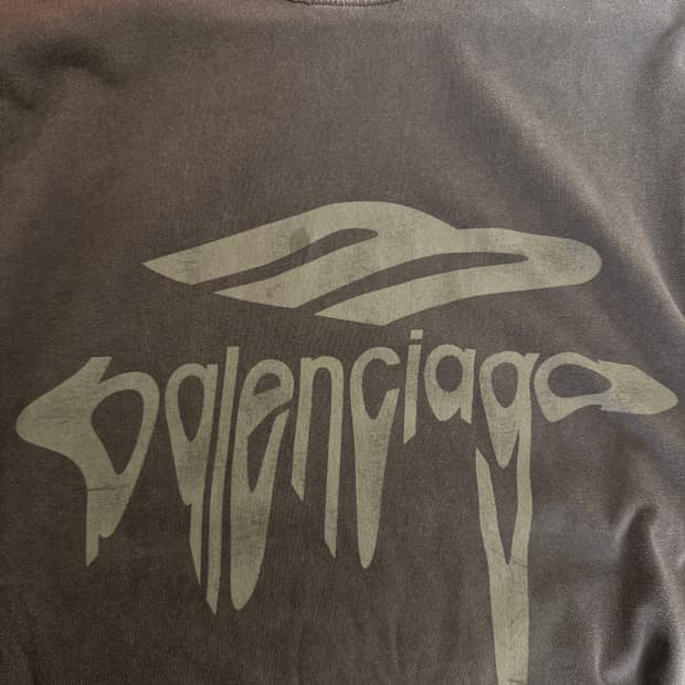 발렌시아가(Balenciaga)의 메탈릭 로고 프린트 티셔츠 