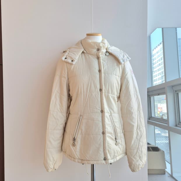 버버리 블루라벨 하트참 아이보리 패딩 (모자 탈부착 가능)