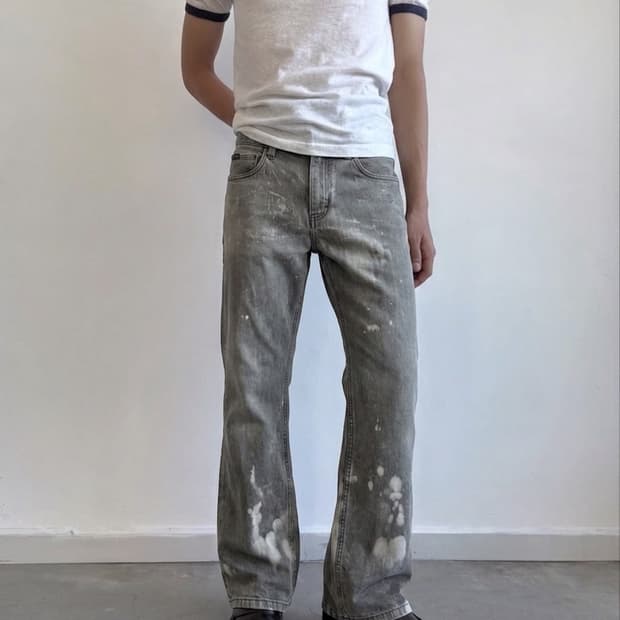 RVCA x 레오 로메로 디스트레스드 블리치 세미 부츠컷 데님 팬츠